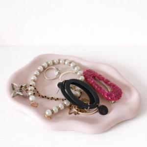 Plateau vide poche rose et plein de bijoux