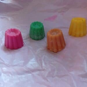 4 fondants parfumés colorés en forme de cannelés
