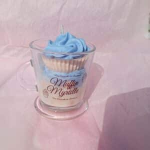 Bougie parfumée muffin myrtille dans tasse avec chantilly