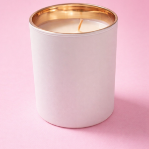 Bougie contenant un bijou, de couleur blanc mat et intérieur doré